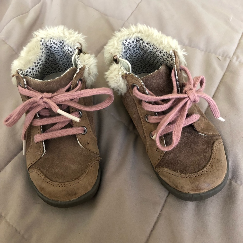 Clarks Toddler Lace Up Furry Boots size 6.5